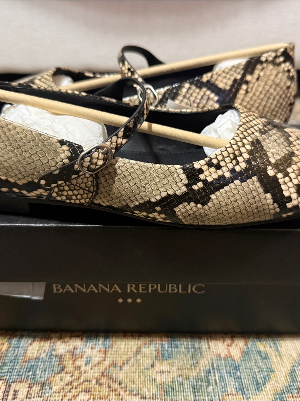Banana Republic Mary Jane Flat Size 9 in Snake Print
